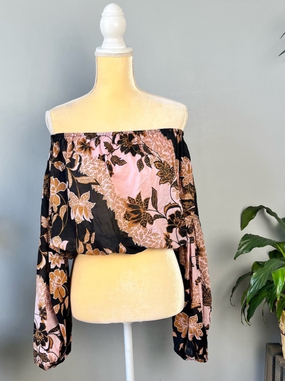 VICI Women’s Floral Off The Shoulder Crop Top Small